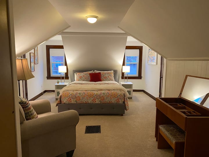 Არაჩვეულებრივი, უზარმაზარი საძინებელი კედარის კარადით, 2 დამატებითი კარადა, საგარდერობო მაგიდა და შესანიშნავი სკამი წიგნის წასაკითხად!