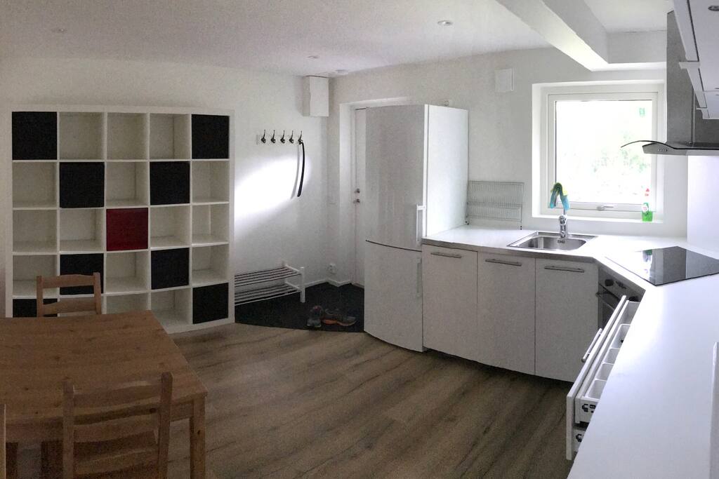 Ett härligt kök med alla bekvämligheter, diskmaskin, micro, kaffebryggare.
A nice kitchen with appliances as micro, dishwasher, coffeemaker.