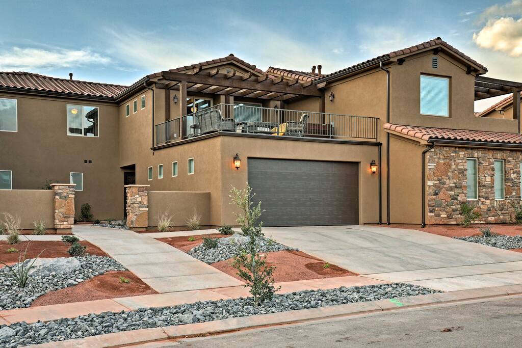 This 4-bedroom, 6-bathroom vacation rental townhome comfortably accommodates up to 16 travelers.