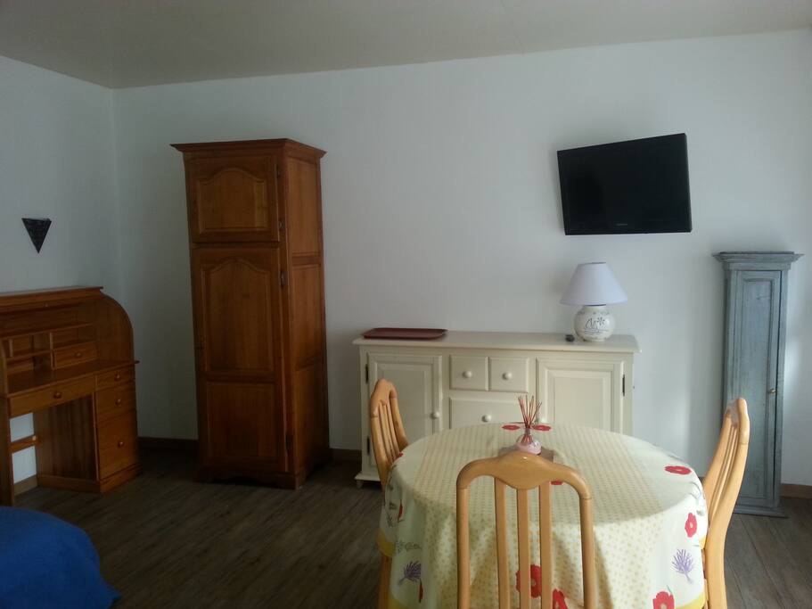 Salle à vivre avec bureau