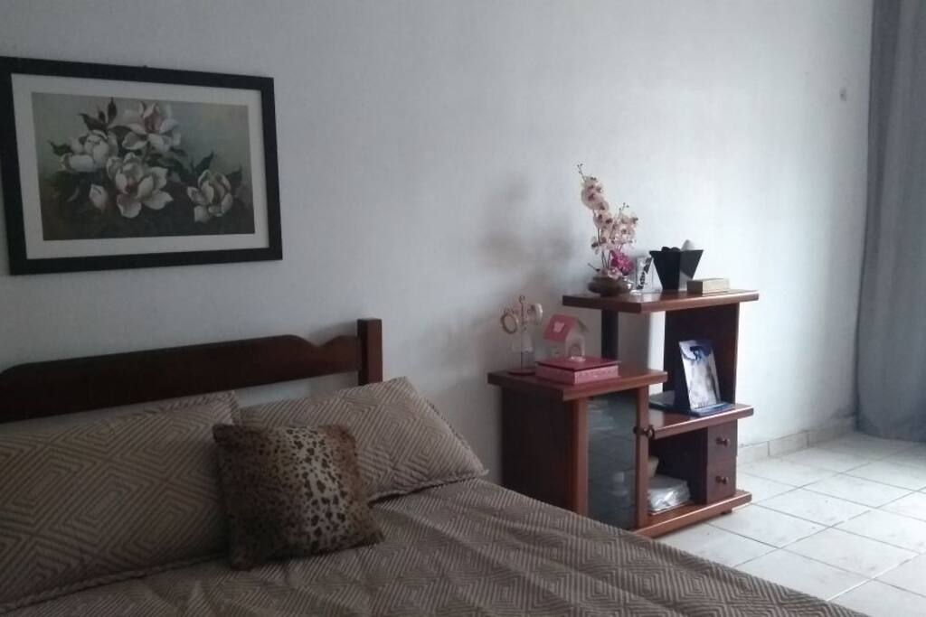 Quarto com cama de casal e alugado colocarei o sofá cama