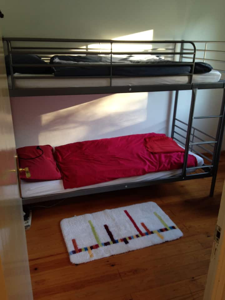 Kinderzimmer mit Stockbett / smaller room with bunkbed