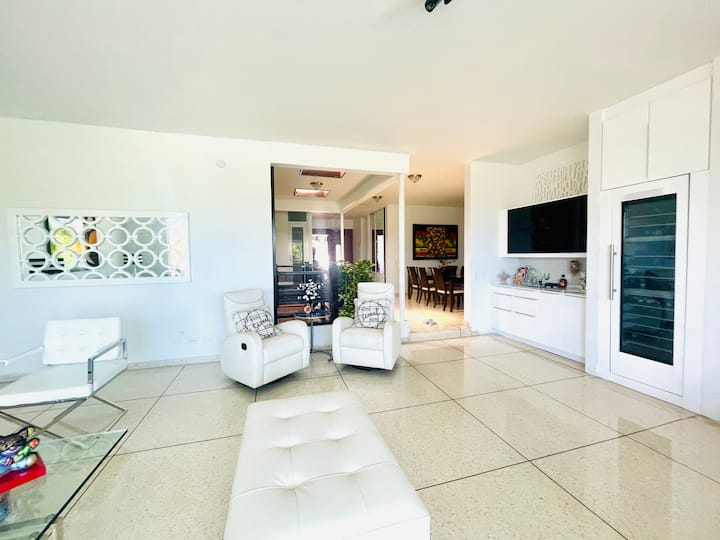 Spacious Mansion Minutes From San Juan! - San Juan