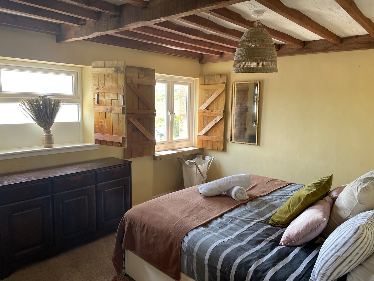 غرفة النوم الرئيسية - سرير كبير الحجم أو سريرين فرديين.