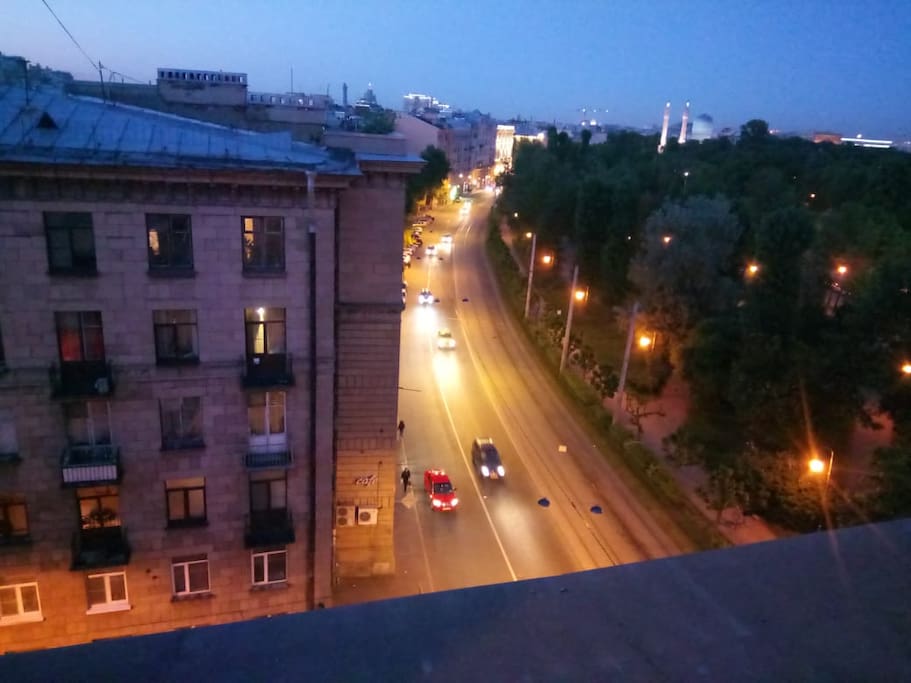 Вид на ночной город с террасы
Night city view from the terrace
