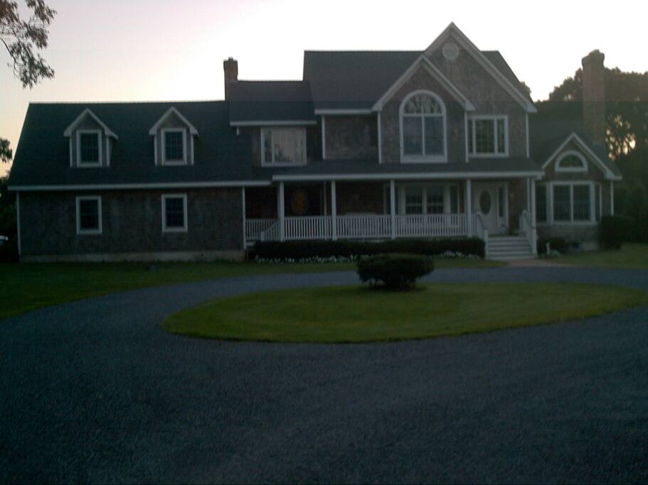 Parking in the front and left side of house for 10+ cars