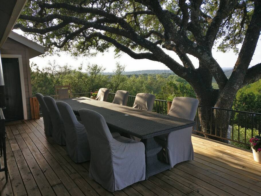 Elegant dining under the trees.