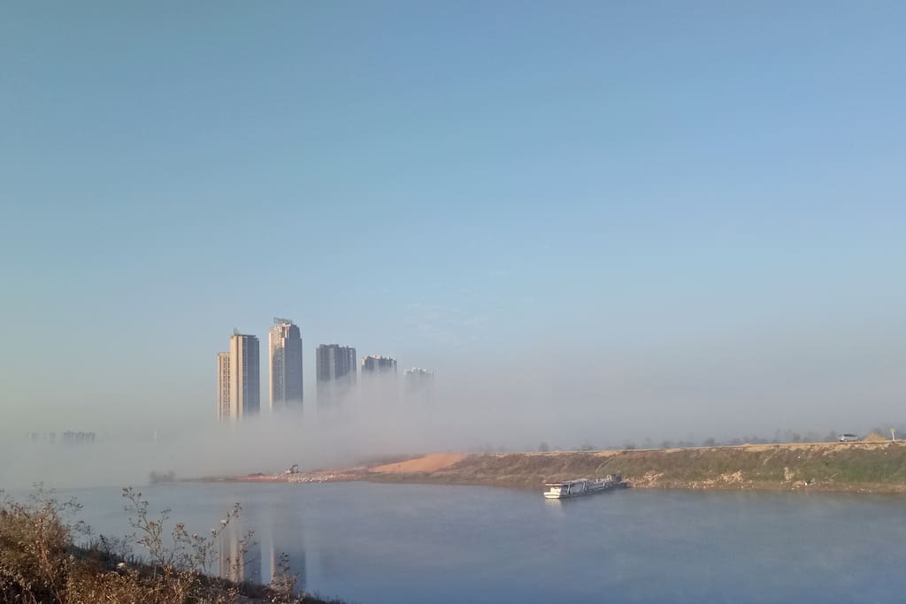 此景只因天上有,云雾缭绕宛如仙境
在榻榻米阳台可以眺望的湖光山色