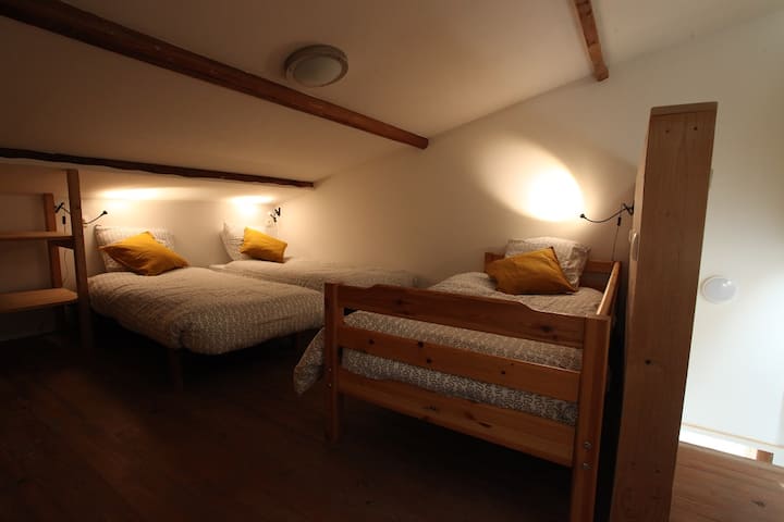 Grenier东卧室。三张单人床和一个独立入口。 