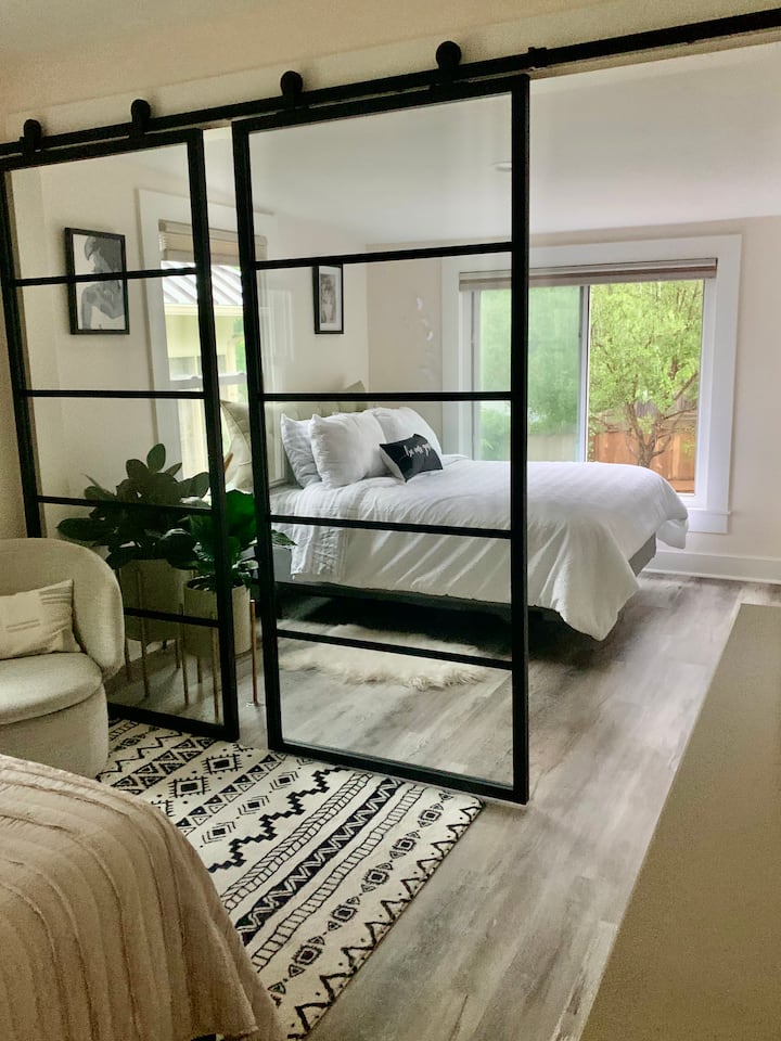 Este dormitorio principal tiene dos camas separadas por una puerta de granero de vidrio. En el armario hay un divisor de privacidad plegable para crear una separación. 

Si tu compañero de habitación ronca bien, entonces tendrás que conseguir tapones para los oídos. :)