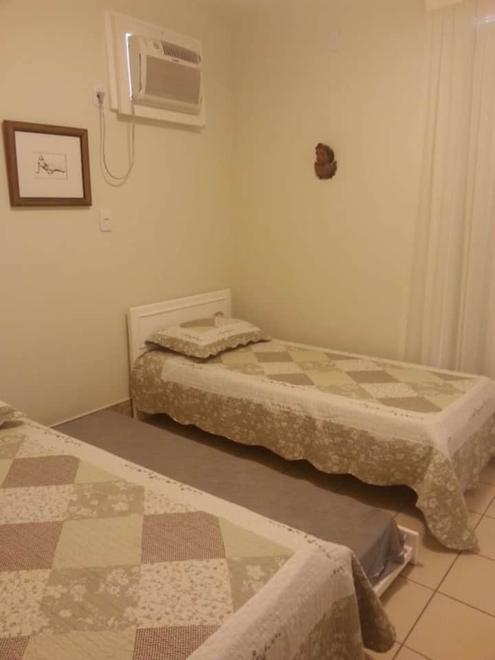Jednolôžkový apartmán s dvoma lôžkami a dvojposteľou.