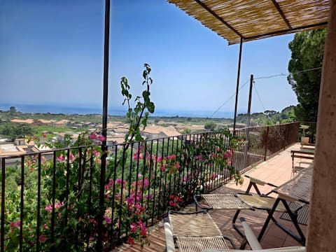 Popular Airbnb listing: Ancient villa in the orchard between Etna and the sea in Giarre