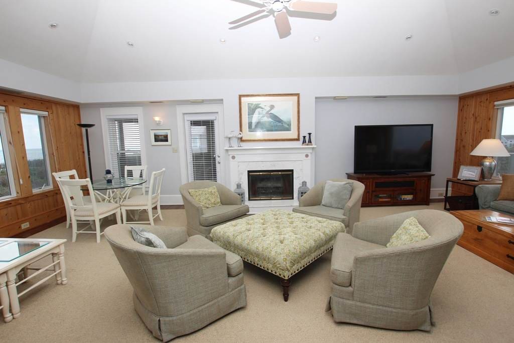 Indoors,Room,Couch,Furniture,Bench