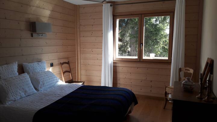 ห้องนอนขนาดใหญ่ที่คุณสามารถจัดเตียงเด็กได้พื้นที่เก็บของที่สวยงาม