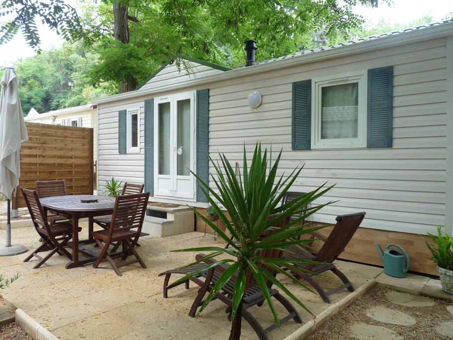 Terrasse extérieur avec table et 6 chaises, 2 chaises longues, parasol
