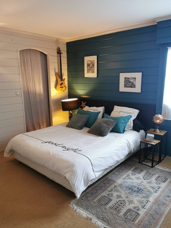 Მთავარი ფლიგელი საგარდერობო ოთახითა და სააბაზანოთი. 160 საწოლი