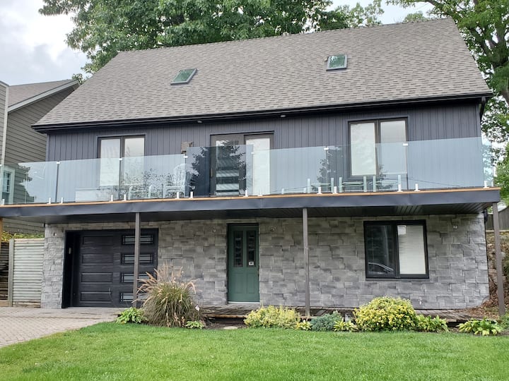 Grand Bend Big Cottage DT indoor hot tub Fireplace Cottages for Rent