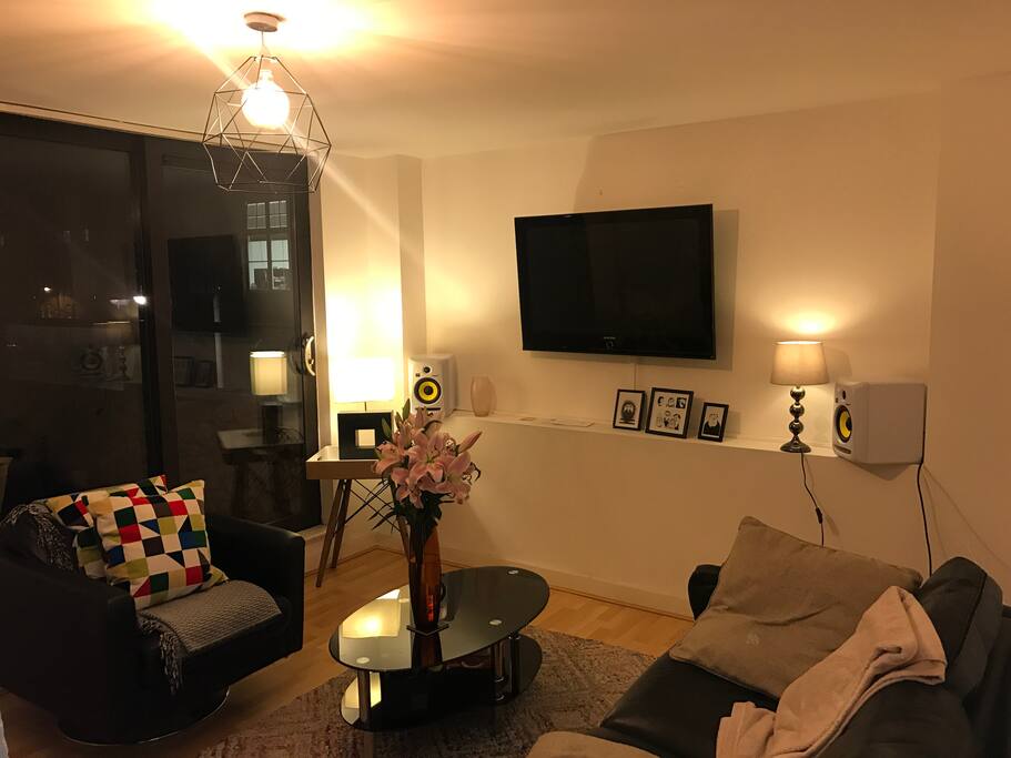 Spacious lounge / dinning area