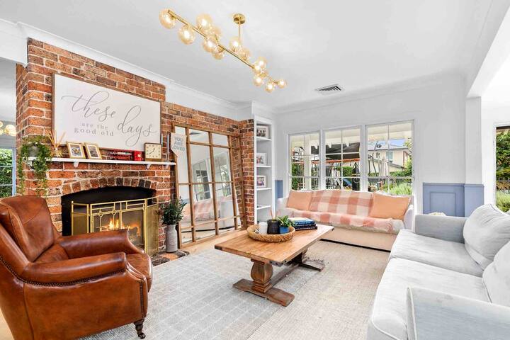 Spacious & beautiful 5 bed house with pool & spa gallery image 2