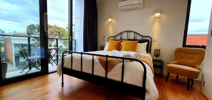 Sovrum 1 med tillhörande badrum och balkong