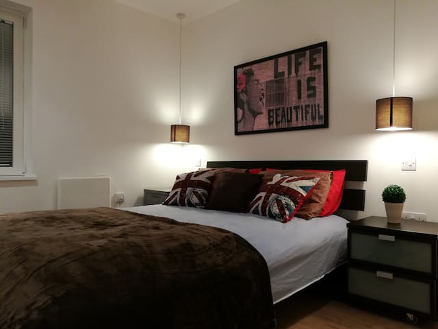 Bright & airy DoubleBed with EnSuite in Zone 2!