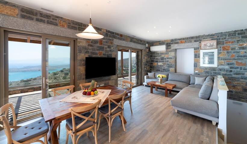 Mountain and Private Beach VILLA EAGLE 2-10 pers. gallery image 3