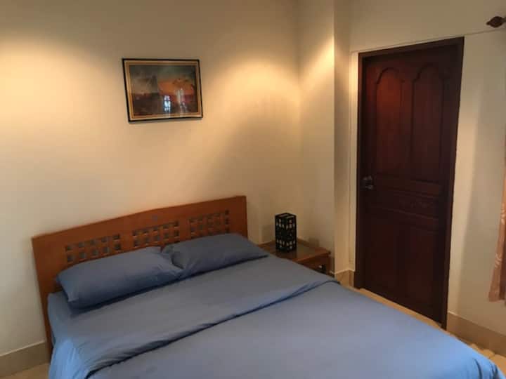 ห้องนอนชั้นล่าง (1) มีประตูออกตรงออกไปและประตูไปยังแฟลต