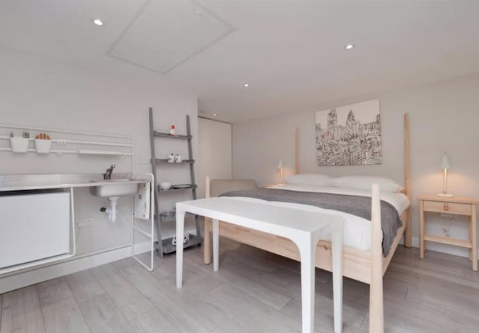 Unique garden suite in the heart of Alderley Edge