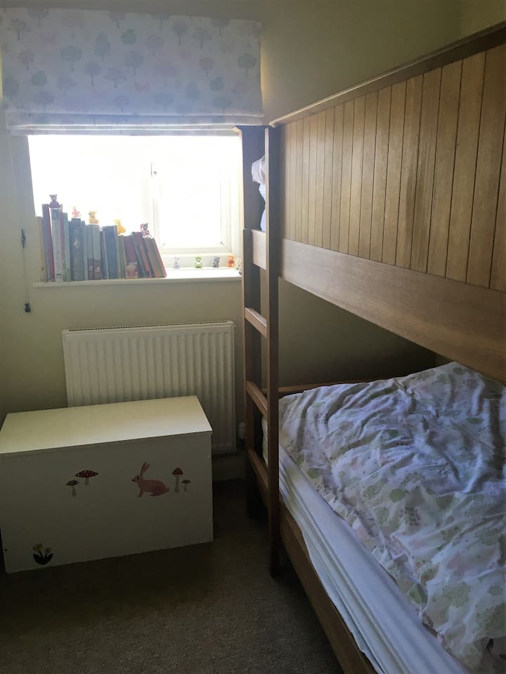 poschodové postele v plnej veľkosti v tretej spálni - a truhlica na hračky