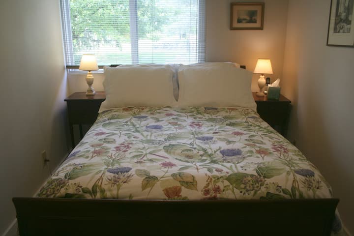 חדר שינה עם מיטה זוגית.
