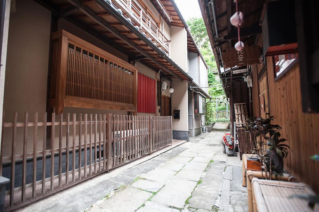 Kiyomzu Machiya Inn lane