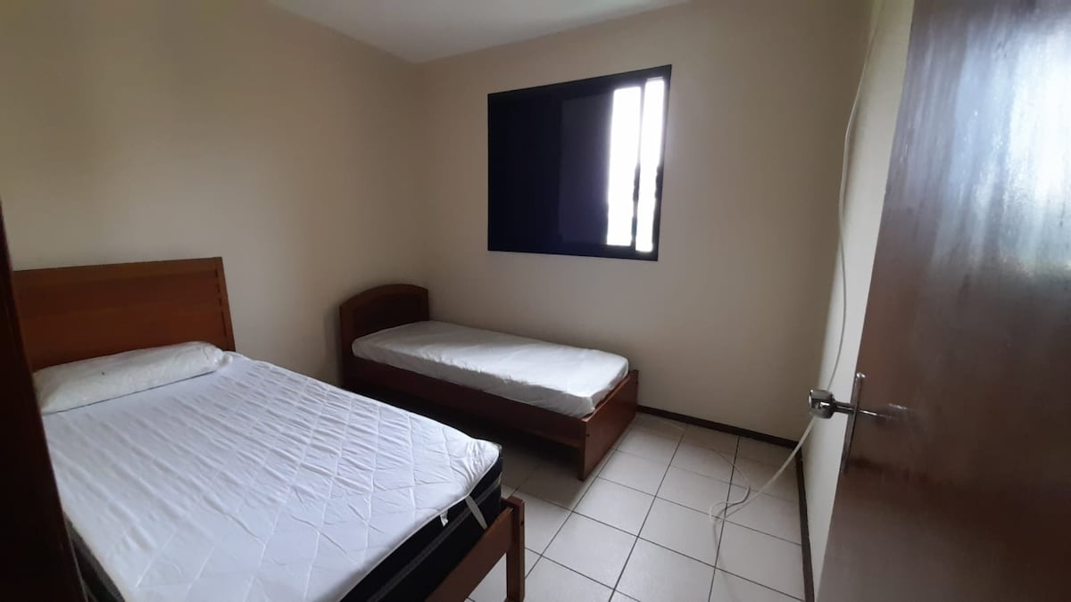 Chumba cha 2, chenye nafasi kubwa na chenye hewa safi na vyumba viwili vya kulala.