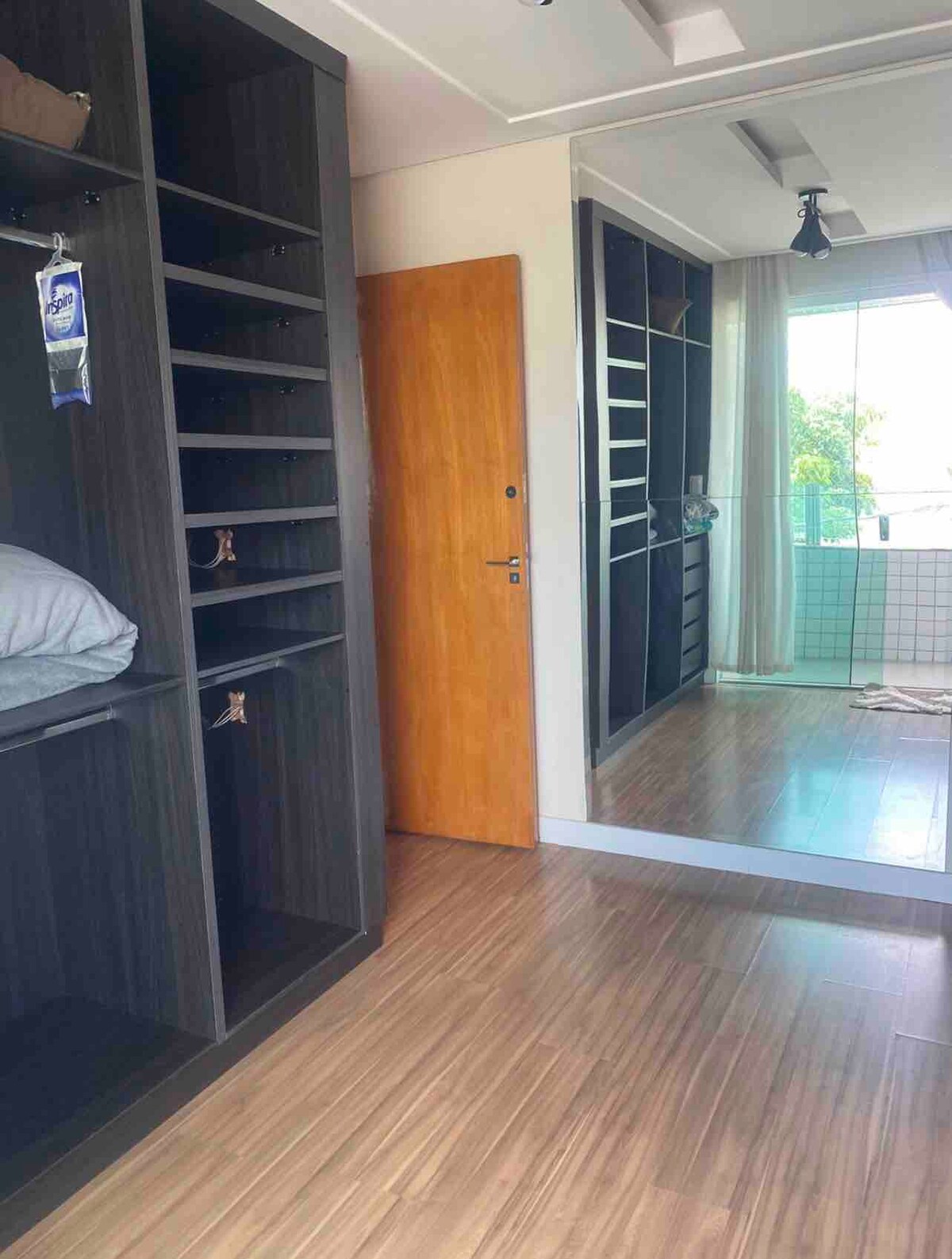 Дел од плакарот со балкон