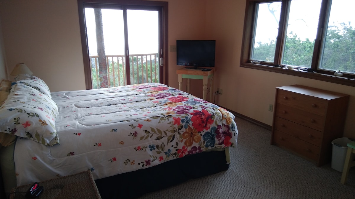 Boven 2e slaapkamer (prinses suite) met kingsize bed, vaatnetwerk tv, badkamer