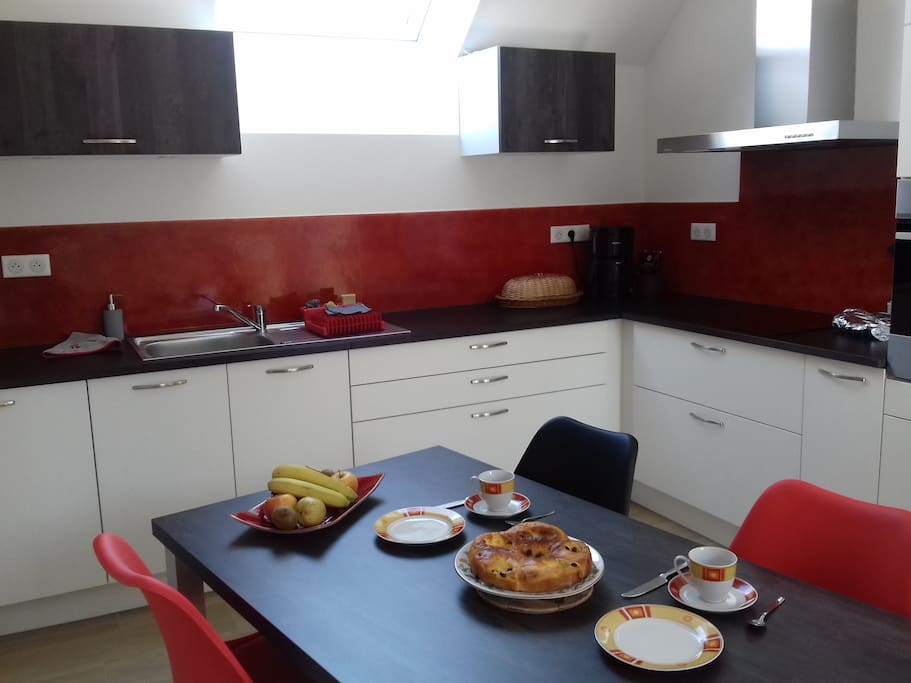 une cuisine fonctionnelle et lumineuse