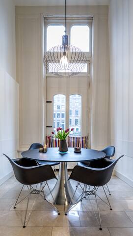 18th Century Groundfloor Canal House with patio gallery image 2