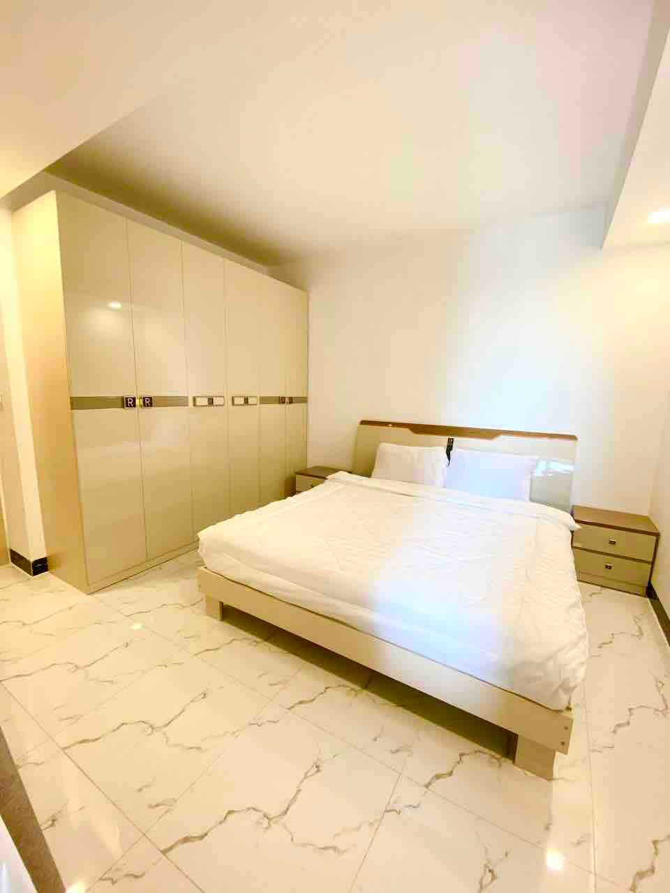 Spálňa ( manželská posteľ King, 2 nočné stolíky, veľký šatník a stolík na mejkap)