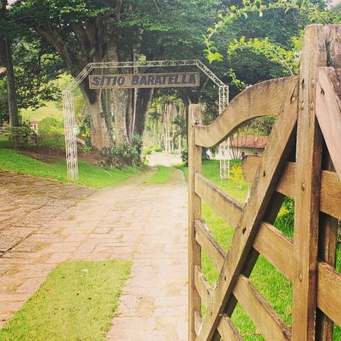 Charming Farmhouse with Pool and Lakes