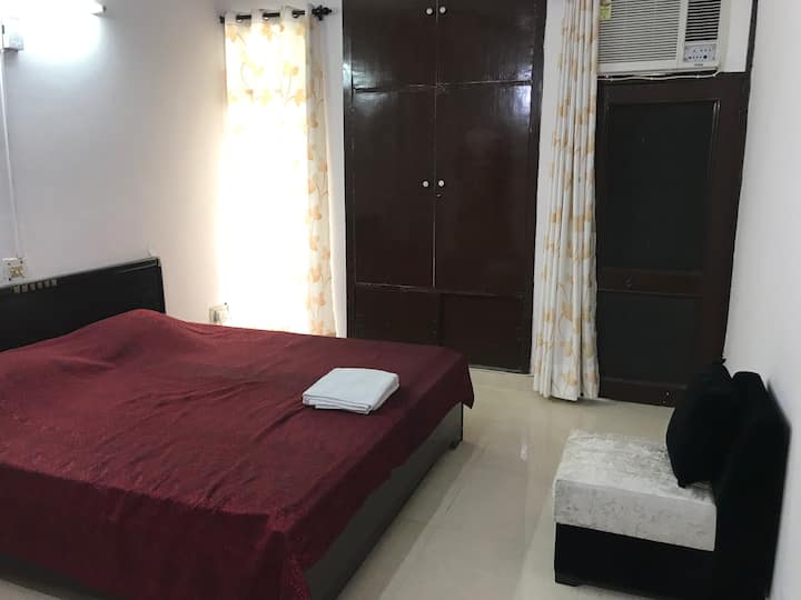Il s'agit de la deuxième chambre climatisée avec un lit double King Size, un canapé, une armoire et des tables de chevet fixées avec une salle de bain.