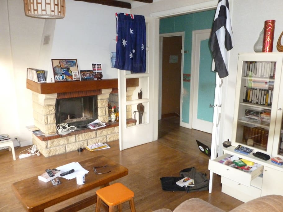 A nice living room, with TV, guitare, Hi-FI, posters, DVD 2