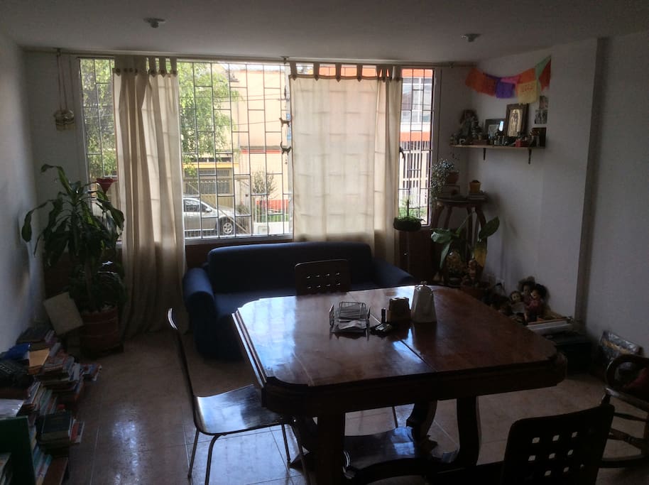 Acogedora sala comedor. Es una calle sin tránsito vehicular, silenciosa y apta para descansar y leer.