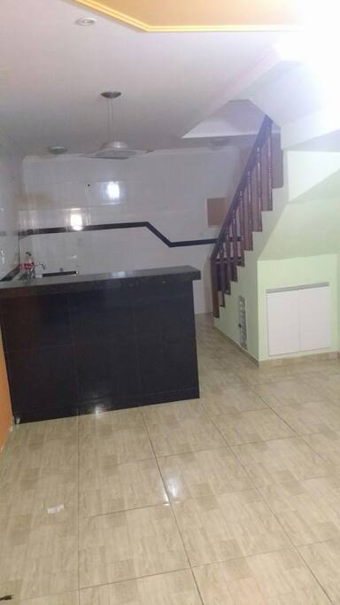 Sala e cozinha com acesso aos quartos superiores