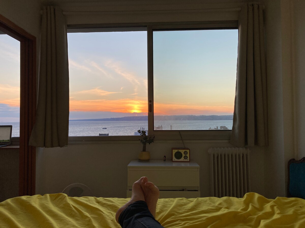 Საძინებელი - მზის ჩასვლის ხედი საწოლიდან