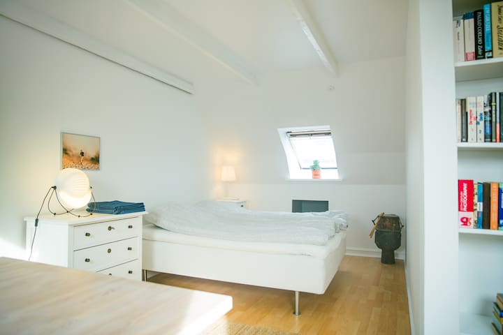 Cosy room 1 with separate guest entrance