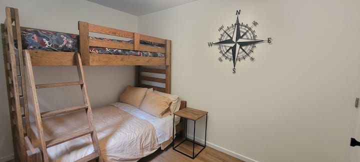 חדר שינה שלישי, מיטת קומותיים זוגית