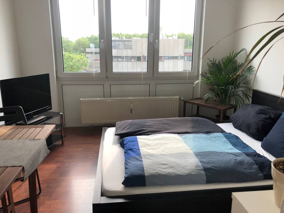 TV, Esstisch und Bett