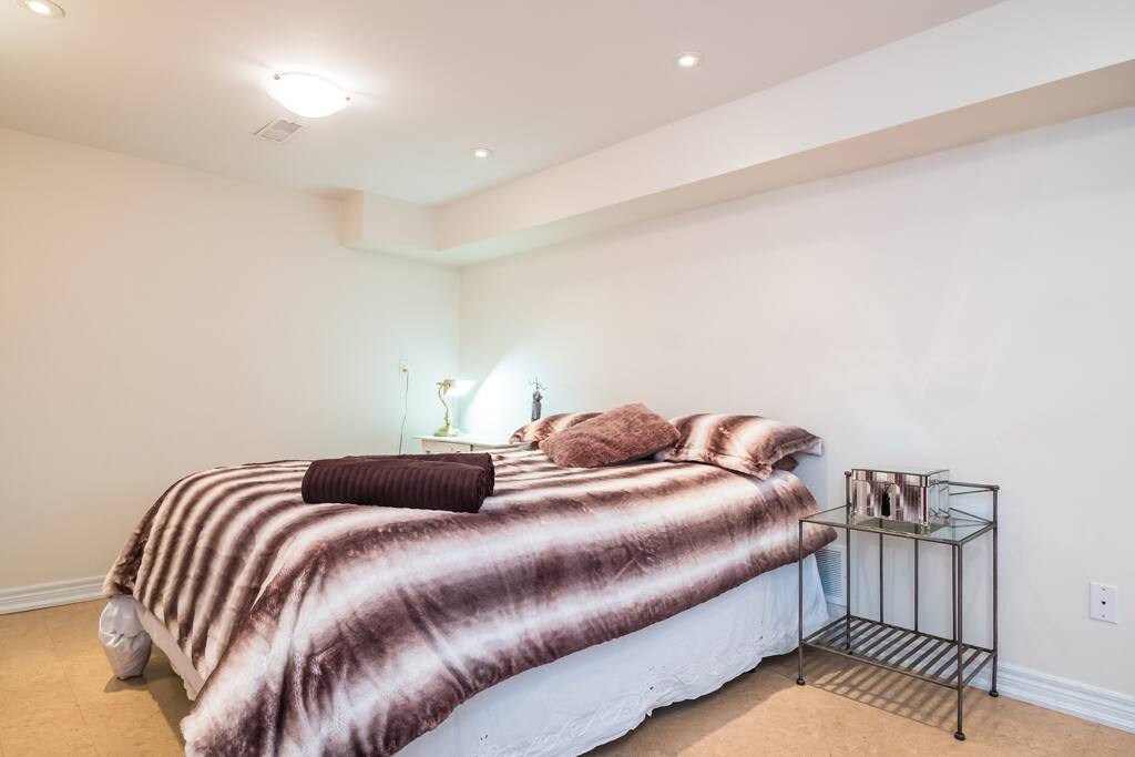 Queen size bed.