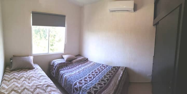 带衣柜和橱柜的加热房间，在关闭时遮挡灯光，让您更好地休息