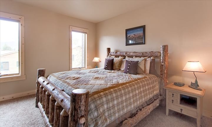 Chumba cha 2 cha kulala chenye kitanda cha ukubwa wa kifalme na bafu la chumba cha kulala