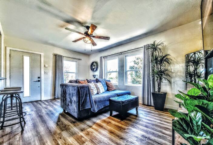 4BR 2B – Sleeps 19 – 70″ & 60″ TVs – Casas Cali gallery image 3